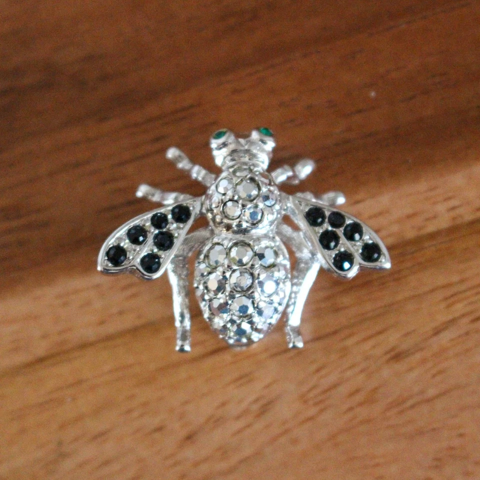 Broche prendedor de abeja Joan Rivers plateado negro cristal ojos verdes joyería vintage insecto Foto 2 de 4