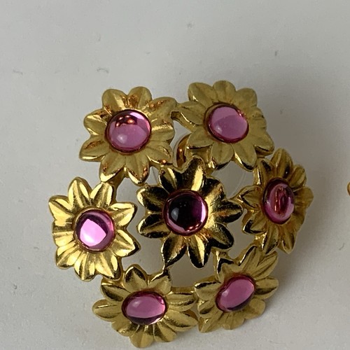 Pendientes Trifari Vintage Cristal Rosa Tono Oro Flor Post Firmados - Imagen 2 de 7