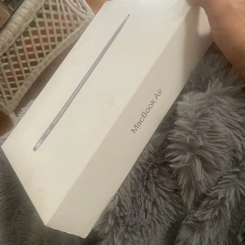 13-inch MacBook Air With Apple M1 Chip 256GB 8gb Unified Memory