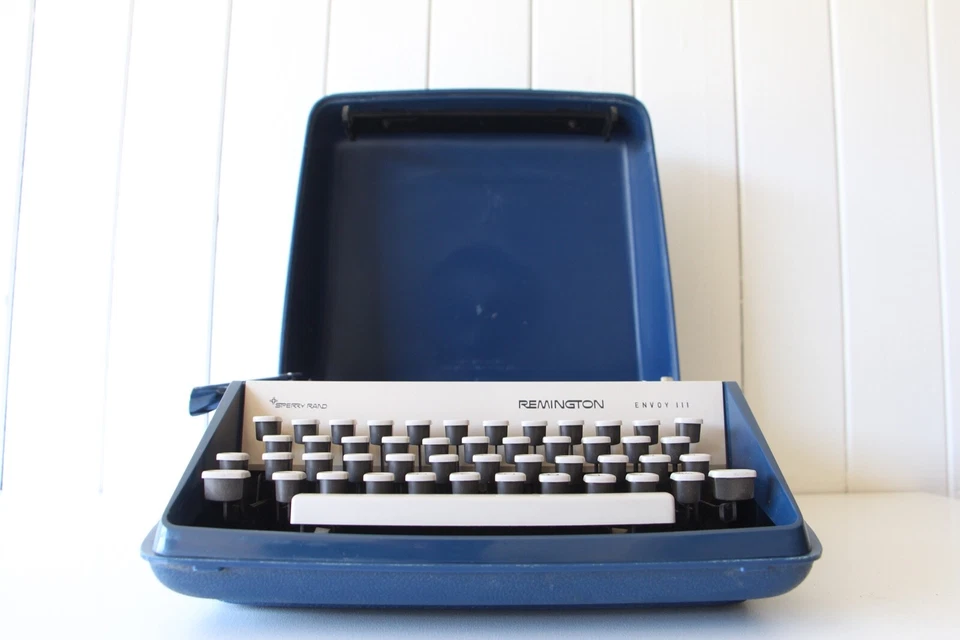 Typewriter - REMINGTON ENVOY III ***** Blue ***** Full working order ***** - Image 3 of 4