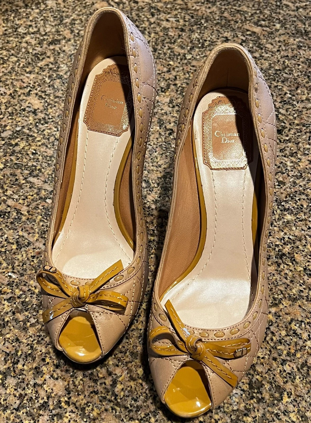 Pompe plate forme bout en cuir beige Christian Dior taille 37,5