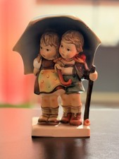 M.I. Hummel Figur 71 „Unter einem Dach / Stormy Weather“ Goebel – Beschädigt