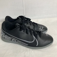 Nike Mercurial Vapor 13 Club. 5Y Indoor Soccer Shoes. AT8169-001 Black