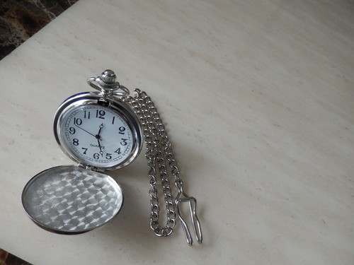 ALICE IN WONDERLAND CHROME POCKET WATCH WITH CHAIN (NEW) - Picture 2 of 3