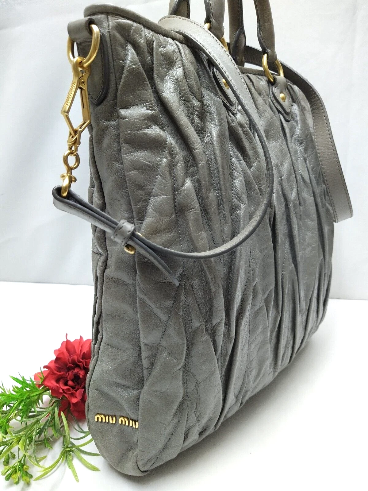 Borsa a tracolla Miu Miu Materasso grigio metallizzato a pieghe in pelle tote borsa