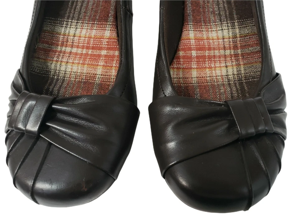 Zapatos planos Hot Kiss para mujer talla 8M acolchados sin cordones de cuero marrón Foto 3 de 4