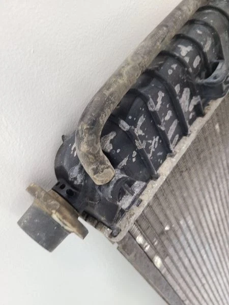 1999-2004 GMC SIERRA 1500 PICKUP 4.3L Radiator 52486601 - Image 3 of 4