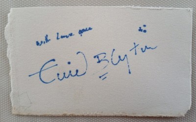 Original Signatur Autogramm des Autors Enid Blyton. Von 1954. Blaue Tinte auf Karte.
