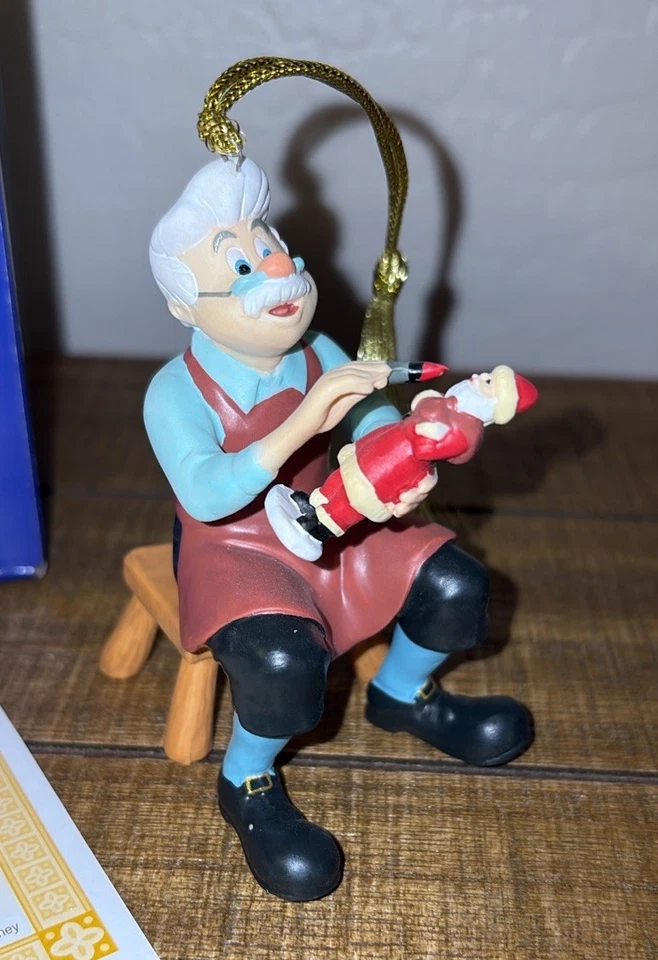 TALLA DE NAVIDAD DE GEPPETTO Edición Presidencial Ornamento Primeros Momentos Disney Foto 2 de 4