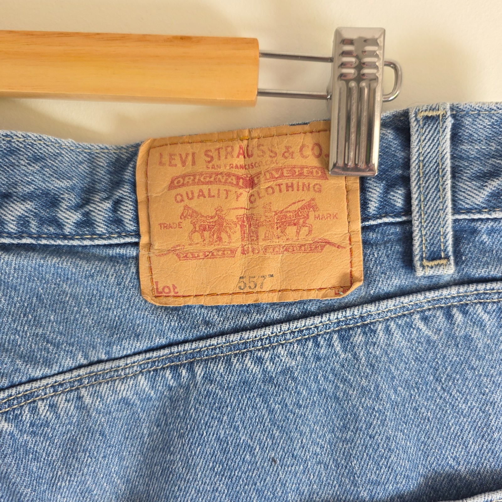 Vintage Levi’s 557 Bootcut Jeans Blue W34 L25 Men’s Distressed Denim image 3