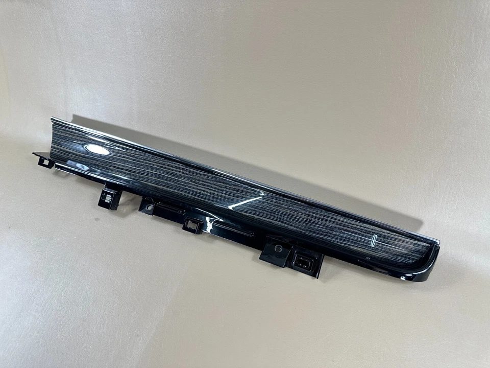 Lincoln Navigator 2018-2021 tablero de instrumentos etiqueta negra moldura de madera plateada OEM Foto 2 de 4
