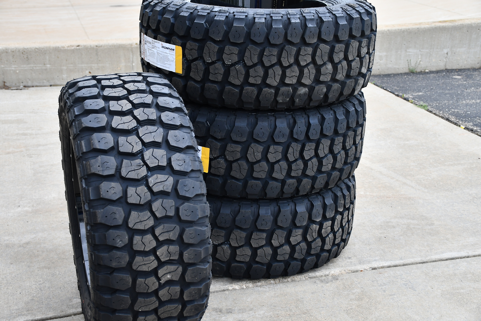 20x10 Moto Metal MO970 Wheel & Tire Package 35x12.50R20 Ironman 6x135