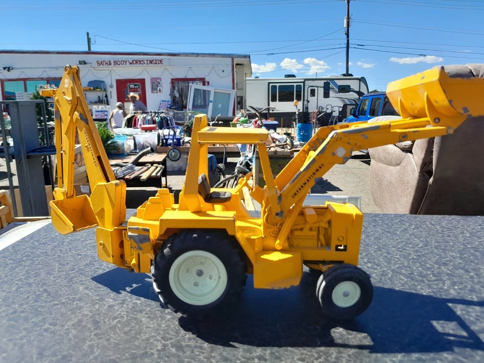 VTG Ertl 1/16 International Harvester Tractor Loader Backhoe #472 Diecast 70's - Image 4 of 4