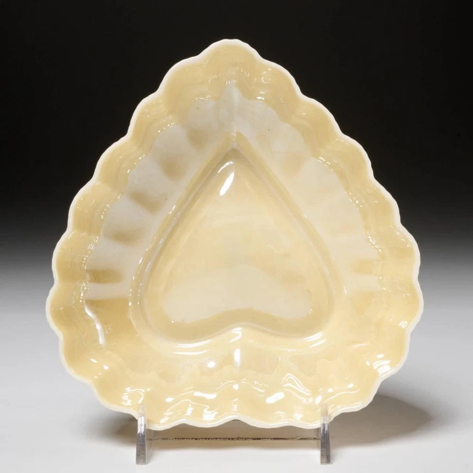 Plato de caramelo Belleek Ireland festoneado blanco brillo en forma de corazón Foto 2 de 4