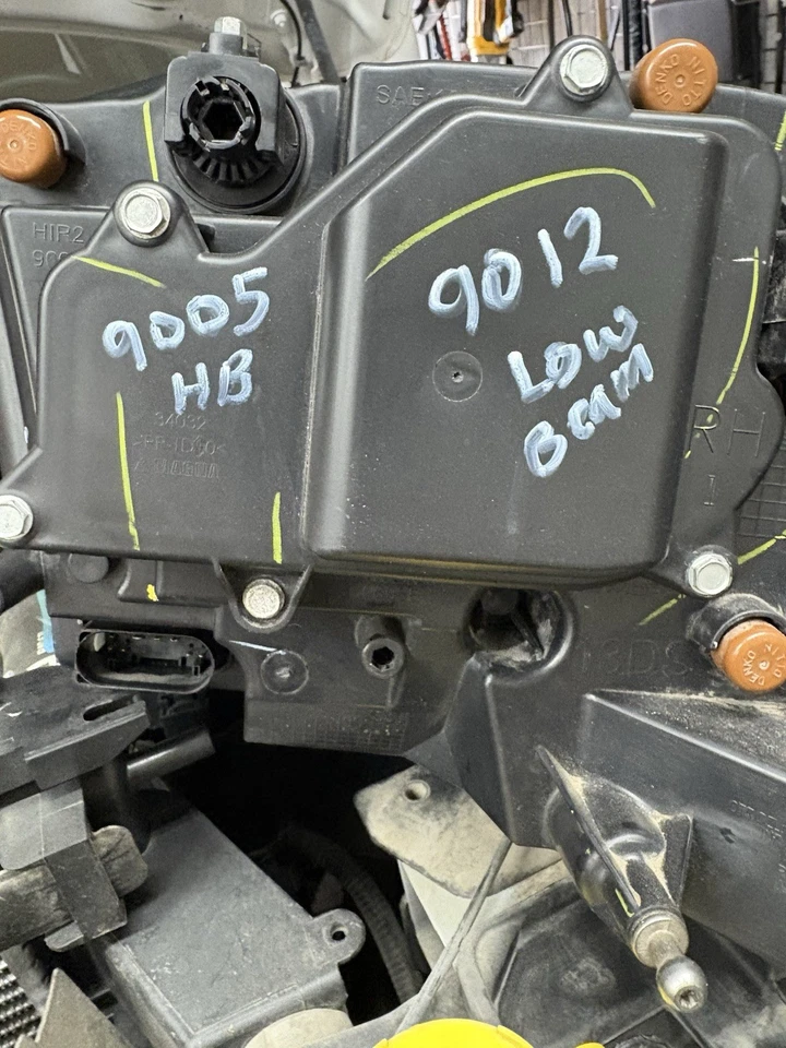 Faro negro estilo proyector derecho usado OEM 12-18 RAM 1500 Mopar de fábrica Foto 4 de 4