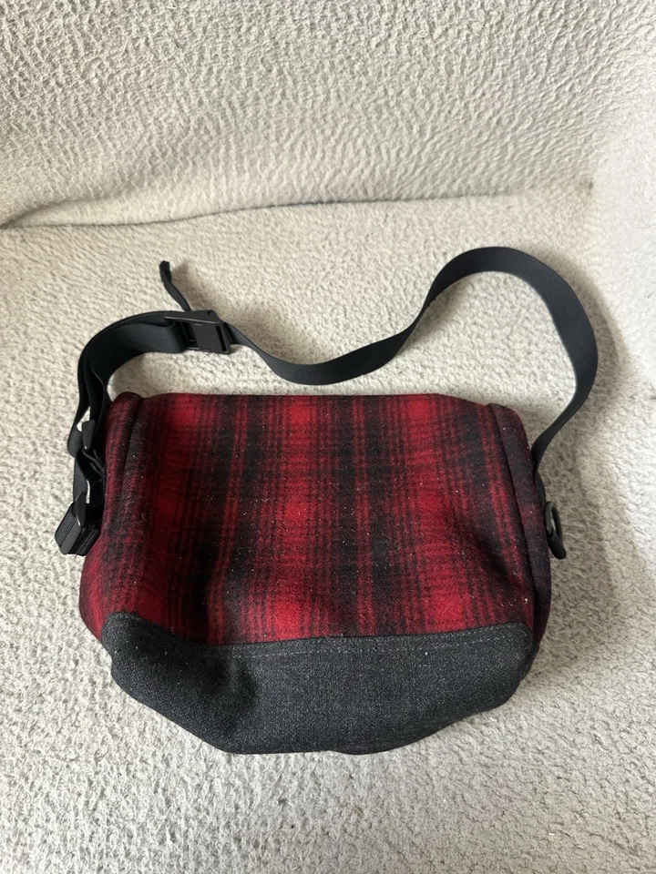 Сумка почтальона Timbuk2 Woolrich красная черная клетчатая ручной работы в Сан-Франциско - Изображение 3 из 4