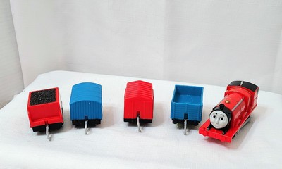 2013 Gullane Thomas the Train Trackmaster Motorized James Red Engine With 4 Cars