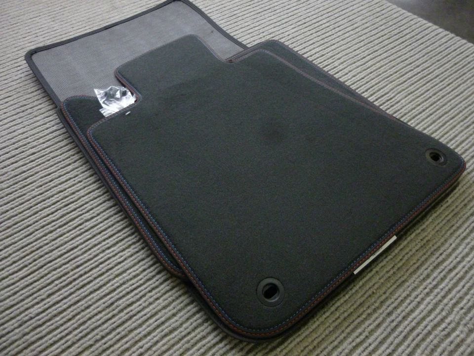 Alfombrillas coche BMW E28 serie 5 M5 1981-1987 + costuras rojo azul + nuevas Foto 2 de 4