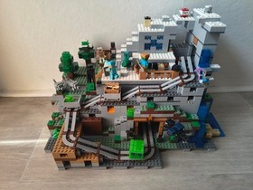 LEGO Minecraft: The Mountain Cave (21137) 100% Complete  W/  Manual no box