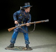 BRITAINS CIVIL WAR UNION 31371 UNION IRON BRIGADE REACHING FOR CARTRIDGE 2