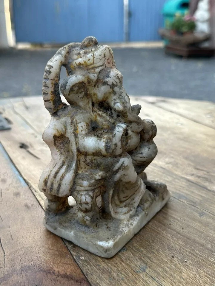 Antigua estatua original de piedra de mármol del dios hindú Ganesh Foto 3 de 4