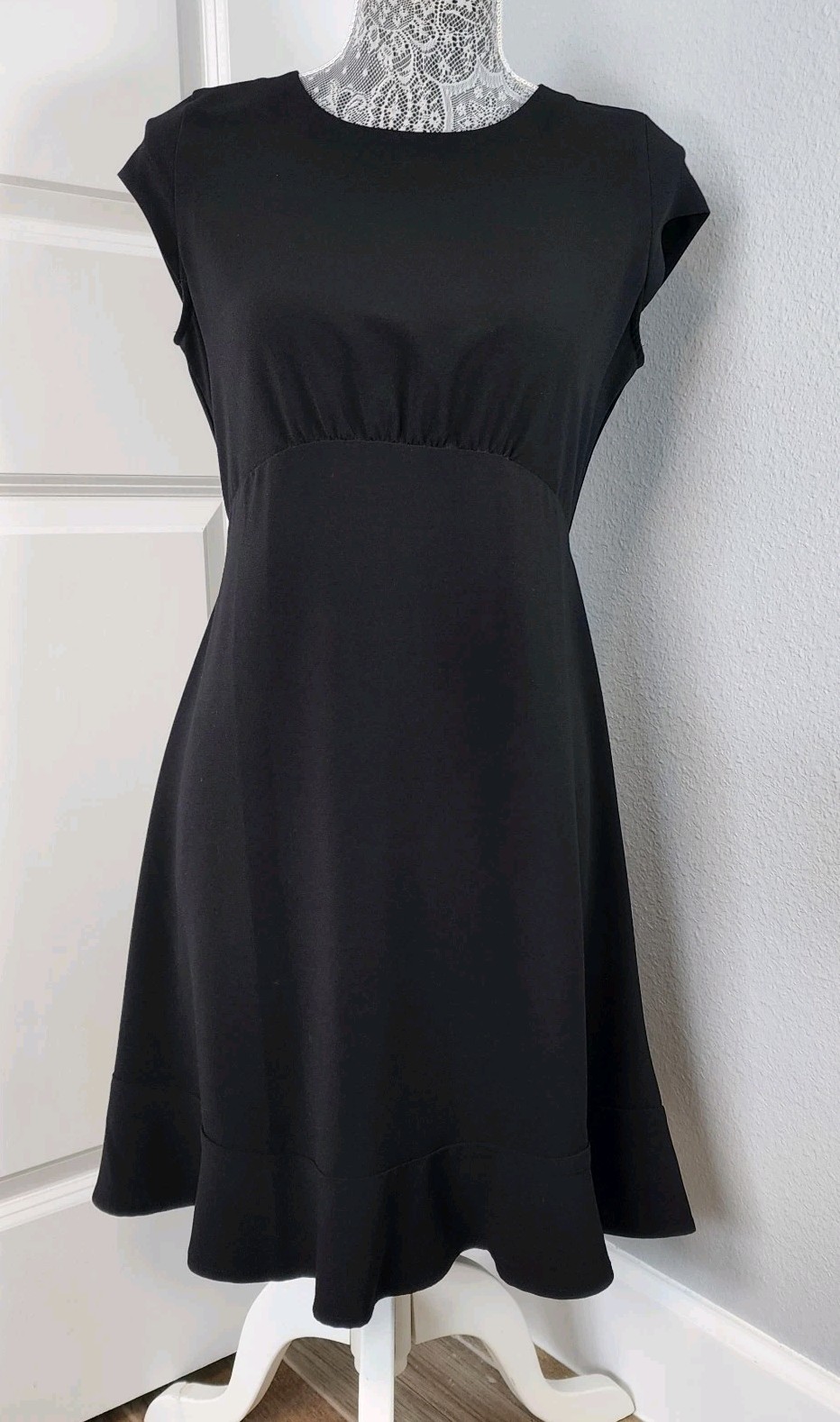 Banana Republic Women's Black Size 4P Dress Zip Cap Sleeves Office Attire Stretc