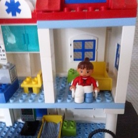 LEGO DUPLO Large City Hospital 5795 111 Pieces Ages 2-5 Medical Vers.
