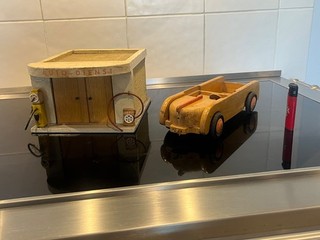 DDR Holzspielzeug Auto Gecevo mit Tankstelle Grünhainichen – Sammlerstück