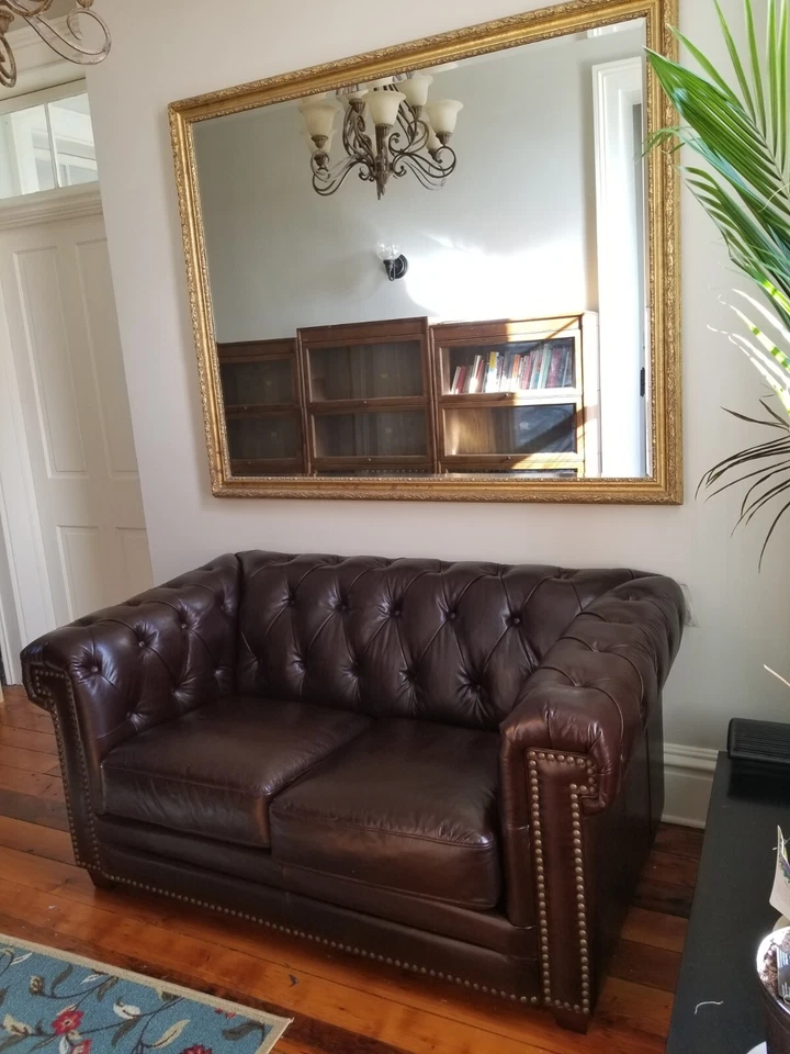 Sofá loveseat Chesterfield de cuero de grano superior de Hydeline, nuevo al por menor cuesta $2599 Foto 3 de 4