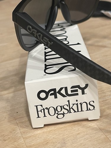 Oakley Frogskins 24-399, Soft Touch Carbon, +Red Iridium Lenses Red Blue Purple - Picture 2 of 7