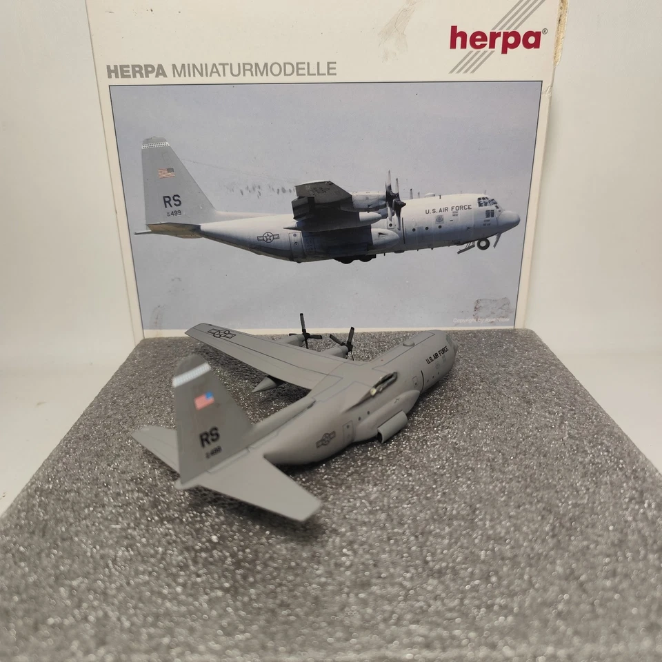 1: 200 Herpa 美国空军 Ramstein C-130 Hercules 37th Airlift Squadron 压铸 — 第 4/4 张图片