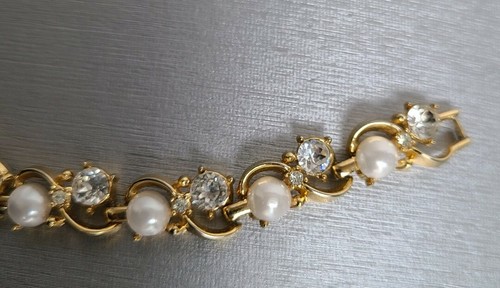 Crown TRIFARI Weavy Design Faux Pearl Bracelet And Earrings SET Gold Tone - Picture 8 of 9