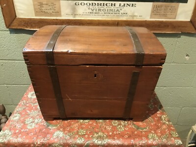 vintage ゴブラントランク ANTIQUE VTG EARLY SWEDISH SMALL WOOD CAMELBACK TRUNK DOVETAILED
