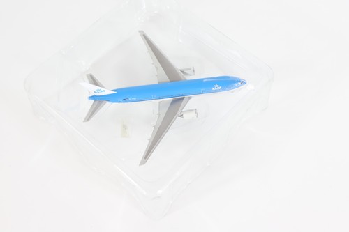 Dragon Wings 1:400 Scale KLM Boeing 777-200 "PH-BQJ" (03) - Picture 4 of 7
