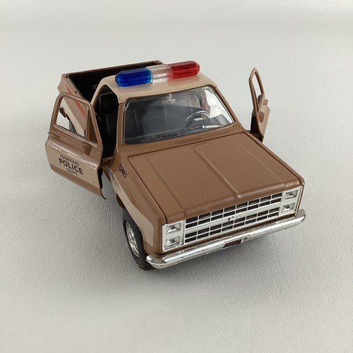 Stranger Things Jim Hooper's Police Vehicle 1980 Chevy Blazer Truck Die Cast Toy - Bild 2 von 8