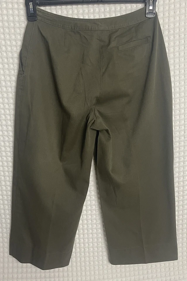 Pantalones capri recortados Studio Works Petites para mujer talla 4P verde oliva Foto 3 de 4