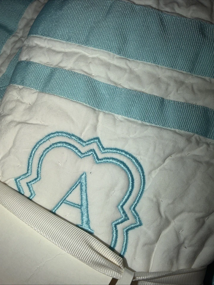 Monograma Pottery Barn Baby Harper Sham And Quilt A azul e branco - Imagem 3 de 4