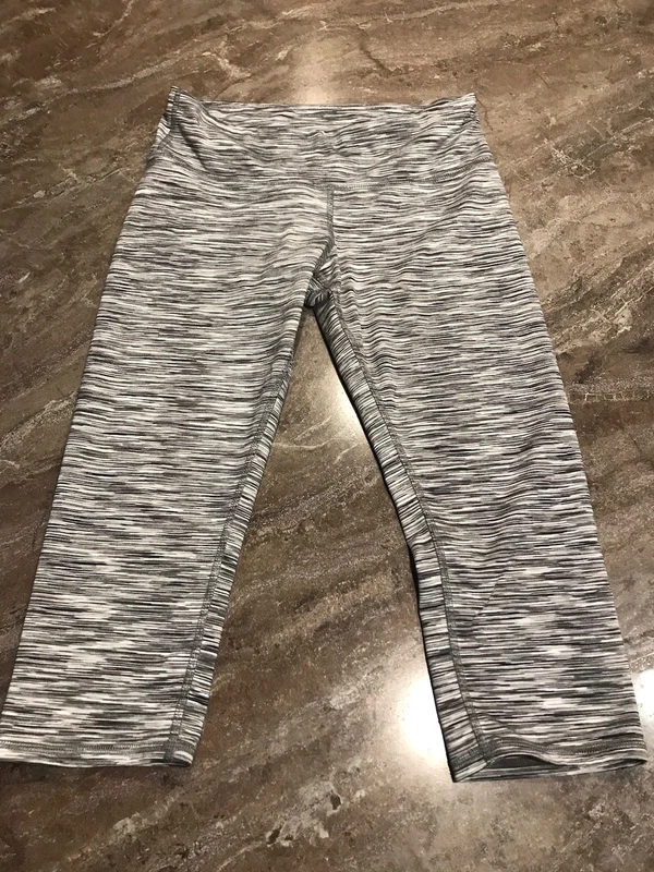 alo-yoga black white stripe capris euc leggings