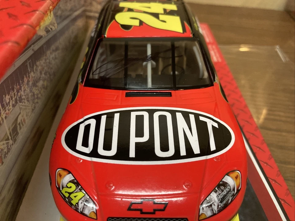 Winners Circle 2009 Nascar 1:24 Scale Diecast Car #24 Jeff Gordon Autographed - Image 2 of 4