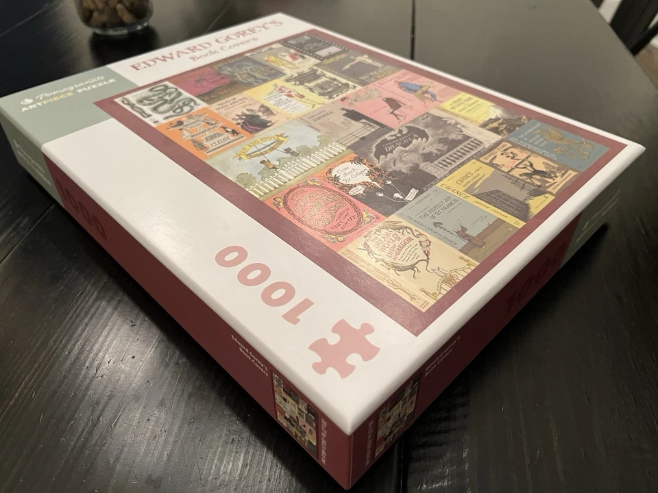 Rompecabezas de 1000 piezas cubiertas de libros Edward Gorey - granada Foto 4 de 4