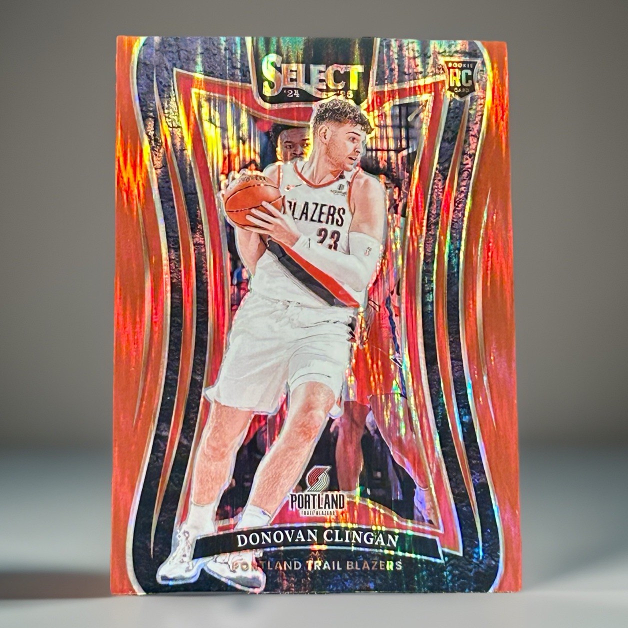 Donovan Clingan RC/299 Red Flash Prizm Mezzanine 2024-25 Panini Select #390