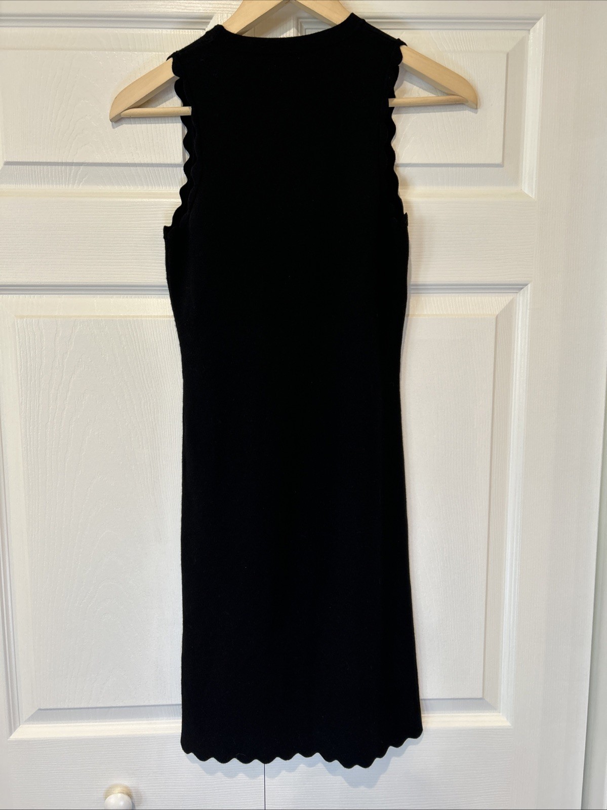 Minnie Rose Black Scalloped Neck Sleeveless Knit Dress Size M