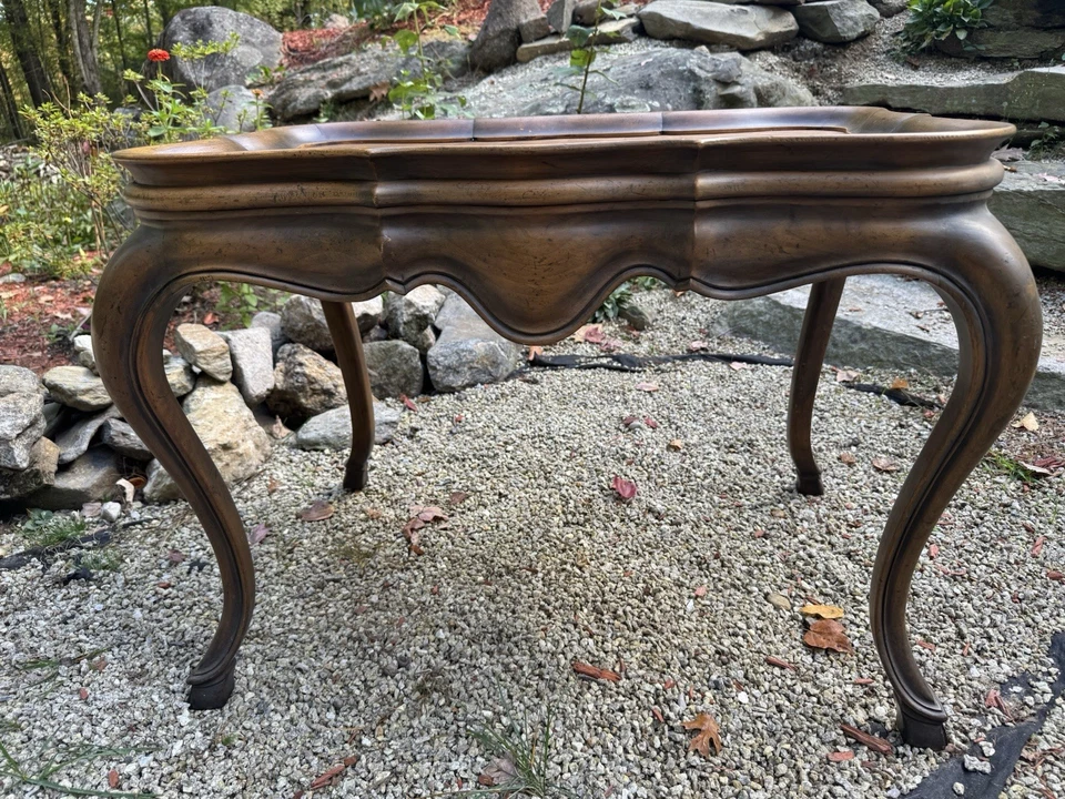 Hermosa mesa de té provincial francesa Luis XV muebles de panadería. Foto 4 de 4