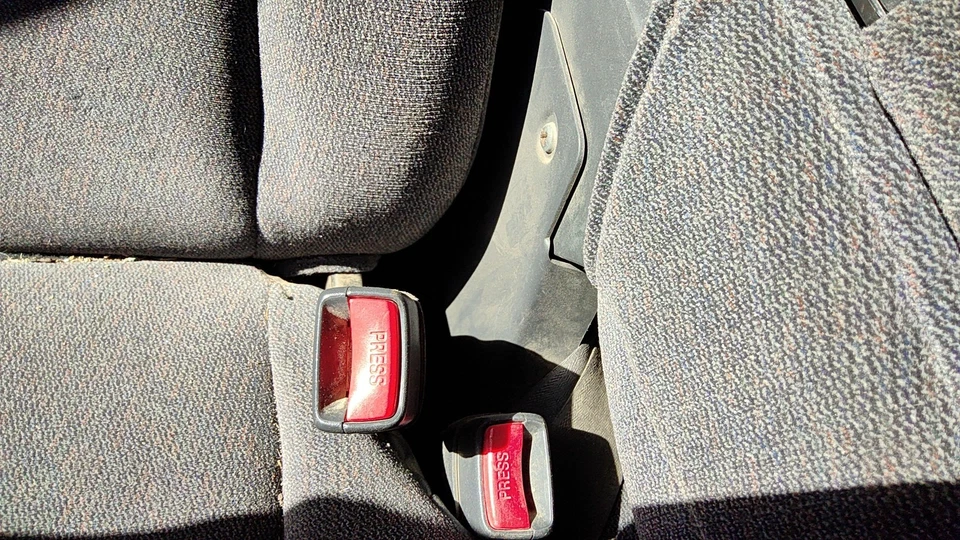 Sierra 2500 HD 2001 2002 pasajero derecho delantero cinturón de seguridad hebilla OEM grafito 12d Foto 2 de 4