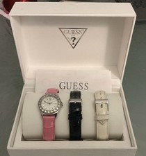 Orologio Guess da donna con tre cinturini in pelle di color rosa, nero e bianco
