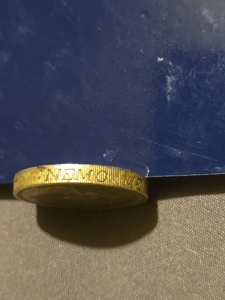 Moneda británica de una libra 1984 con error en el borde Foto 3 de 4