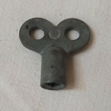 Clé Clef Ancienne Creuse / Jouet pendule horloge / C19