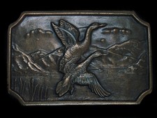 TI13119 VINTAGE 1970s DUCKS FLYING OVER POND ART COMMEMORATIVE BELT BUCKLE