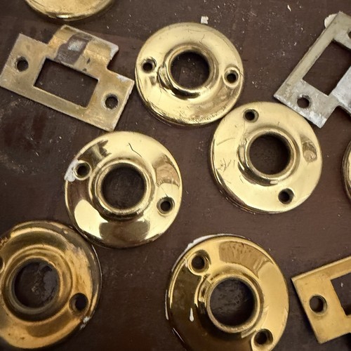Vintage Door Hardware Parts Lot Dexter Latches Rosettes Escutcheons Strike Plate - Afbeelding 3 van 7