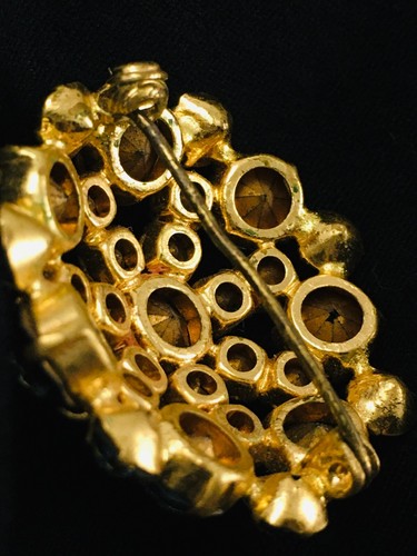 Brooch Round Crystal Glass Blue Rhinestones set in Gold Tone Circle Vintage - Picture 6 of 8